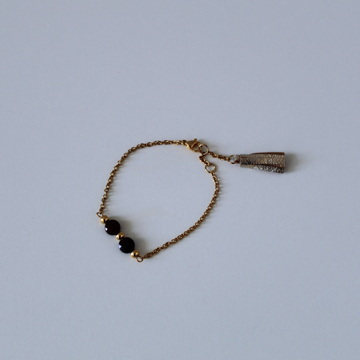 Bracelet grenat et pompon